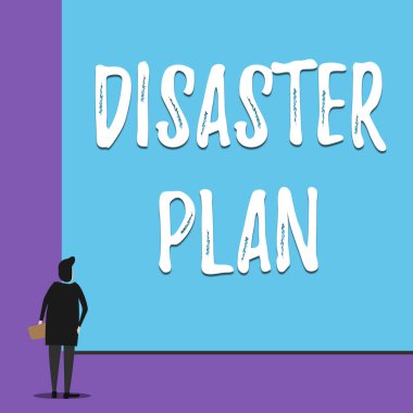 Afet Planı gösteren kavramsal el yazısı. İş fotoğraf vitrin Acil Hazırlık Survival ve İlk Yardım Kiti Geri görünüm boş büyük dikdörtgen izlerken genç kadın yanıt.