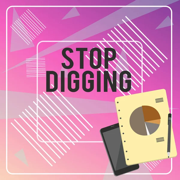 Escrita conceitual mostrando Stop Digging. Texto da foto de negócios Prevenir escavação ilegal pedreira Ambiente Conservação Layout Smartphone Off Esferográfica Bloco de notas Business Pie Chart . — Fotografia de Stock