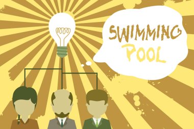 Yüzme Havuzunu gösteren metin işareti. Kavramsal fotoğraf Yapısı boş zaman etkinlikleri için su tutmak için tasarlanmış Grup fikir simgesi ni paylaşan üç yönetici kişi. Başlangıç ekibi toplantısı.