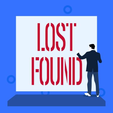 El yazısı metin yazma Lost Found. Kavram anlamı Geride bırakılan ve sahibine geri dönebilecek şeyler genç adam giyinmiş takım elbiseli boş dikdörtgen karşı karşıya platform ayakta.
