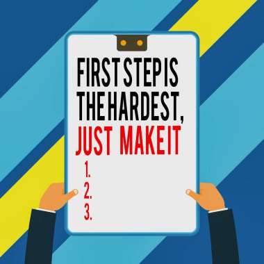 Kelime yazma metni İlk Adım Hardest Just Make It. İş kavramı için son rota iki yönetici erkek elleri elektronik cihaz geometrik arka plan tutan vazgeçmeyin.