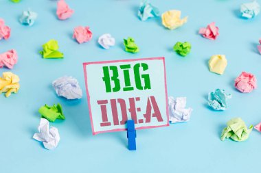 Kelime yazma metni Big Idea. Büyük yaratıcı yenilik çözüm veya düşünme yolu Renkli buruşturulmuş kağıtları boş hatırlatma mavi zemin arka plan clothespin sahip için İş kavramı.