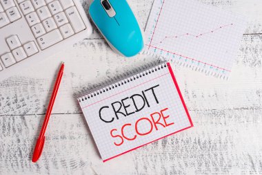 Kredi Puanını gösteren kavramsal el yazısı. Kredi dosyalarına dayalı bir bireyin İş fotoğraf metin krediworthiness Ahşap masa ofis cihazı bilgisayar equipaments çizelgeleri kağıt yuvası.