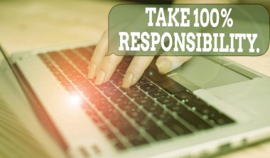 Take 100 Yüzde Sorumluluk Al'ı gösteren not yazma. Dizüstü akıllı telefon ve ofis malzemeleri teknolojisi ile Eylem ve Düşünceler kadın için tam sorumlu olmak İş fotoğraf vitrin.