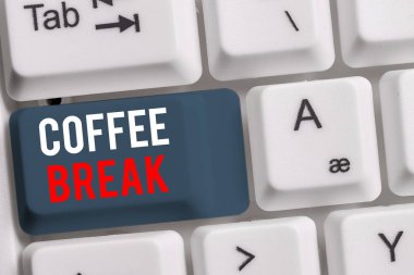 El yazısı metin Kahve Break. Kavram kısa zaman ne zaman beyaz arka plan tuşu kopyalama alanı üzerinde boş not kağıdı ile kahve beyaz pc klavye bir fincan için çalışmayı durdurmak anlamına gelir.