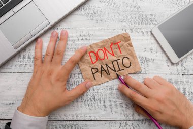 Don T Panic yazılı el yazısı metin. Ani güçlü korku hissi kavramı makul düşünceyi engeller.