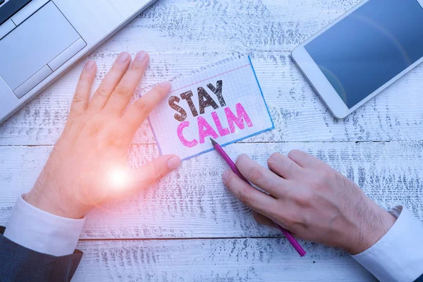 Escribiendo una nota que muestra Mantén la calma. Exhibición de la foto del negocio Mantener en un estado de movimiento suavemente incluso bajo presión . — Foto de Stock