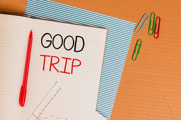 Пишу записку, показывающую "Хорошую поездку". Поездка или путешествие, управляемые лодкой, поездом, автобусом или любым видом транспортного средства Полосатый картонный блокнот картонные исследования офиса поставляет картонную бумагу . — стоковое фото
