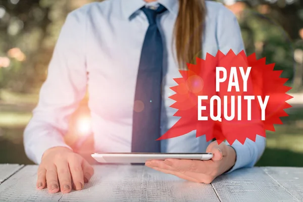 Kelime yazma metin Pay Equity. Ücret sistemlerinde cinsiyet ve ırk ayrımcılığının ortadan kaldırılması için iş konsepti Kadın iş adamı masaya oturmuş ve cep telefonu tutuyor. — Stok fotoğraf
