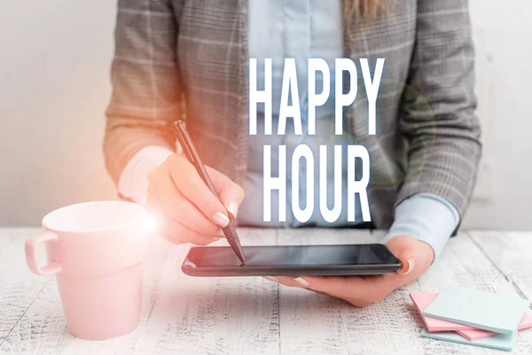 Escribiendo una nota que muestra Happy Hour. Muestra de fotos de negocios Pasa tiempo para actividades que te relajen por un tiempo Mujer de negocios sentada con teléfono móvil y una taza de café en la mesa . — Foto de Stock
