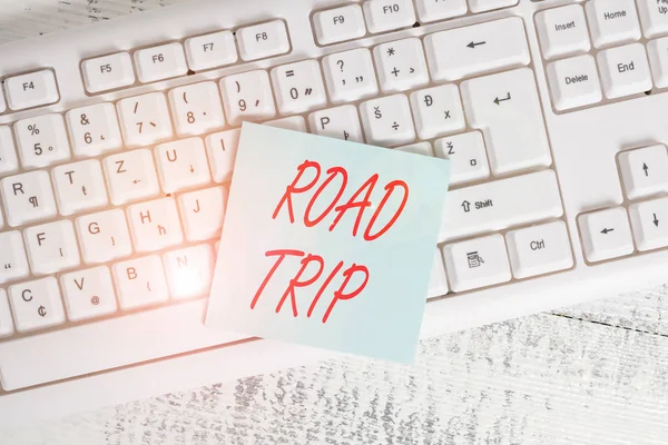 Ecriture conceptuelle montrant Road Trip. Photo d'affaires montrant Itinérance autour des endroits sans emplacement précis ou cible Clavier fournitures de bureau forme rectangle papier rappel bois . — Photo