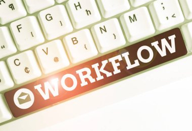 İş akışını gösteren kavramsal el yazısı. Bir ofis veya işveren Beyaz pc klavyesi ve beyaz arka plan üzerinde not kağıdı ile belirli bir görevin Süreklilik vitrin.