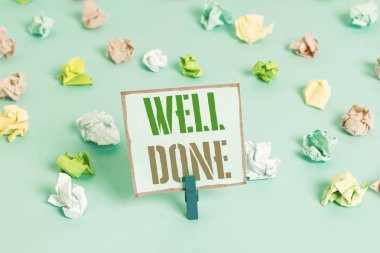 Kelime yazma metni Aferin. Peform için iş konsepti doğru ve özenle beceri ve verimli Renkli buruşuk kağıtları boş hatırlatma mavi zemin arka plan clothespin.