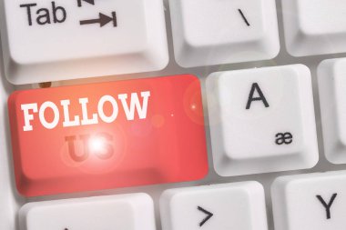 El yazısı metin Bizi takip edin. Kavram anlamı Bir birey iyaıç act beyaz arka plan tuşu kopyalama alanı üzerinde boş not kağıdı ile şirketine katılmak için bir birey veya grup davet gösteren.