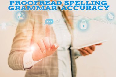 Word yazma metin Proofread Yazım Dilbilgisi Doğruluğu. Dilbilgisi için iş konsepti doğru Hatalardan kaçının Kadın insan giyim resmi iş elbisesi sunum sunan akıllı cihaz.