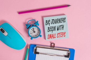 Büyük Yolculukları gösteren kavramsal el yazısı Küçük Adımlarla Başlar. İş fotoğrafı vitrin hedeflerinize ulaşmak için bir adım adım Alarm saat not defteri pano pano kağıt işaretleri renkli arka plan.