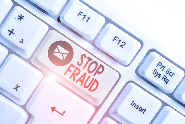 Texto de escritura de palabras Stop Fraud. Concepto de negocio para consejos de campaña que muestran a ver sus transacciones de dinero Teclado de PC blanco con papel de nota vacío sobre el espacio de copia de clave de fondo blanco . — Foto de Stock