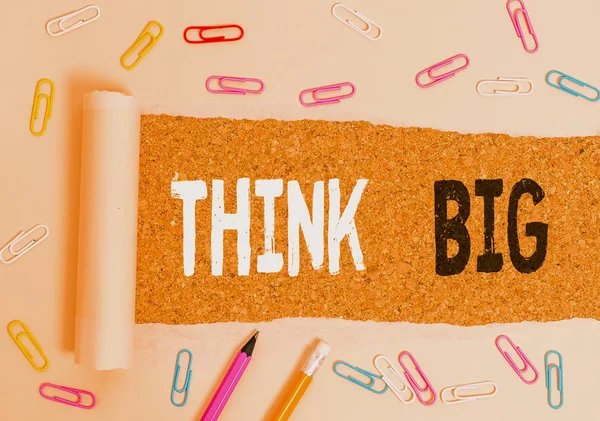 Escrita à mão escrita de texto Think Big. Significado do conceito Planejar algo de alto valor para si ou para a preparação . — Fotografia de Stock