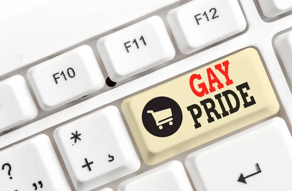 Text skylt som visar Gay Pride. Konceptuella foto värdighet en anslutningen som tillhör antingen en analys eller woanalysis vitt PC-tangentbord med tomt anteckningspapper ovanför vit bakgrund nyckel kopiera utrymme. — Stockfoto