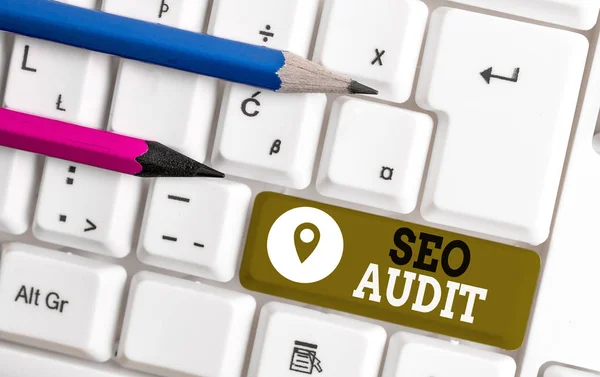 Texto de escritura a mano Seo Audit. Concepto que significa Search Engine Optimización validando y verificando el proceso Teclado blanco de la PC con el papel de nota vacío sobre el espacio de copia de la llave del fondo blanco . — Foto de Stock