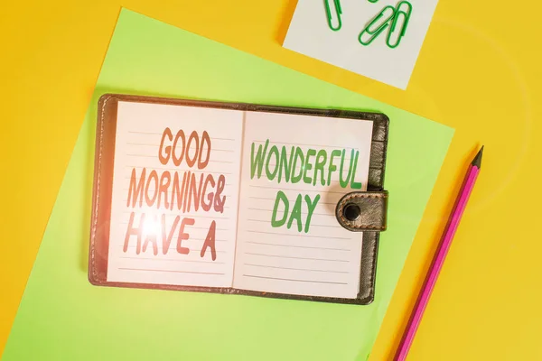 Escrita conceitual mão mostrando bom dia e ter um dia maravilhoso. Foto de negócios mostrando saudação alguém no início do dia Diário bloqueado listrado folhas clipes notepad colorido fundo . — Fotografia de Stock