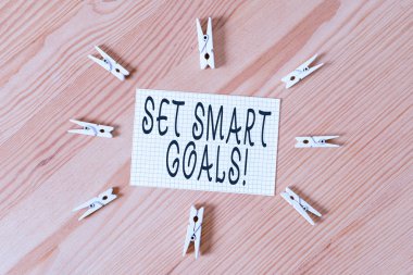 Set Smart Goals'ı gösteren kavramsal el yazısı. Fikirlerinizi odak çabaları açıklamak için Iş fotoğraf metin listesi akıllıca zaman renkli buruşuk kağıtları ahşap zemin arka plan clothespin kullanın.
