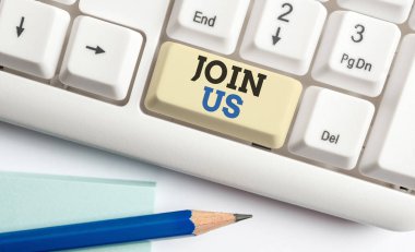 Bize Katılın'ı gösteren not yazıyorum. Topluluk Ekip veya blog Kayıt gösterin İş fotoğraf beyaz arka plan üzerinde not kağıdı ile sosyal medya Beyaz pc klavye kaydolun.