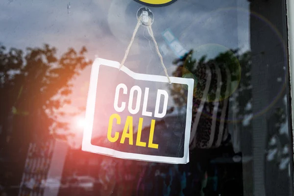 Signo de texto que muestra Cold Call. Foto conceptual Llamada no solicitada hecha por alguien que intenta vender bienes o servicios Tablero negro vacío con espacio de copia para publicidad. Tablero oscuro en blanco . — Foto de Stock