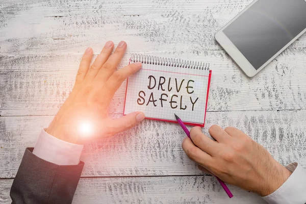 Écriture manuscrite de texte Drive Safely. Concept signifiant que vous devez suivre les règles de la route et respecter les lois . — Photo