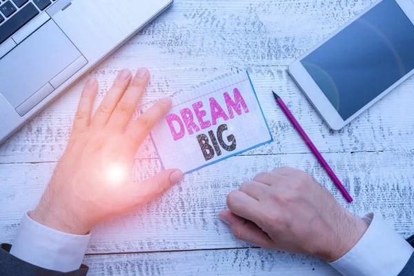 Konceptuella handskrift visar Dream Big. Affärs foto visar att tänka på något högt värde som du vill uppnå. — Stockfoto