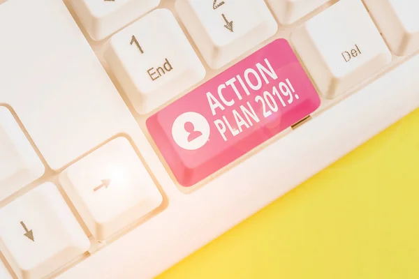 Schreiben Notiz zeigt Aktionsplan 2019. business photo präsentiert vorgeschlagene Strategie oder Vorgehensweise für das laufende Jahr weiße PC-Tastatur mit Notizpapier über dem weißen Hintergrund. — Stockfoto