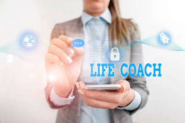 Word tekst schrijven Life coach. Bedrijfsconcept voor een demonstratie die klanten adviseert hoe ze hun problemen of doelstellingen kunnen oplossen vrouwelijke menselijke slijtage formele werk pak presenteren presentatie gebruik smartapparaat. — Stockfoto