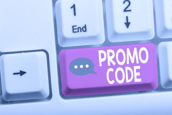 A promóciós kódot mutató írásjegyzet. Üzleti fotó bemutató digitális számok, hogy Önnek jó kedvezményt bizonyos termék White PC billentyűzet Jegyzetpapír felett fehér háttér. — Stock Fotó