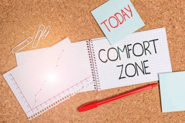Comfort Zone'u gösteren not yazma. İş fotoğraf vitrin yeri veya durum nerede bir güvenli hissediyor ve stres Masa dizüstü bilgisayar kağıt ofis karton çalışma malzemeleri grafik.