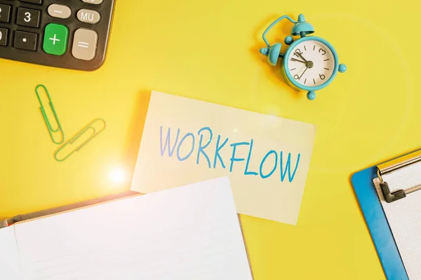 Sinal de texto mostrando fluxo de trabalho. Foto conceitual Continuidade de uma determinada tarefa de e para um escritório ou empregador Papel laranja vazio com espaço de cópia na mesa amarela . — Fotografia de Stock