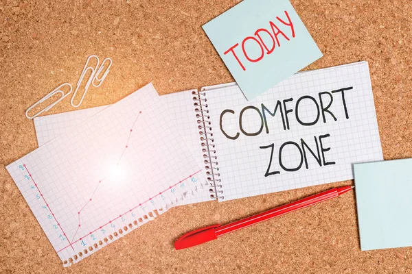 Comfort Zone'u gösteren not yazma. İş fotoğraf vitrin yeri veya durum nerede bir güvenli hissediyor ve stres Masa dizüstü bilgisayar kağıt ofis karton çalışma malzemeleri grafik. — Stok fotoğraf