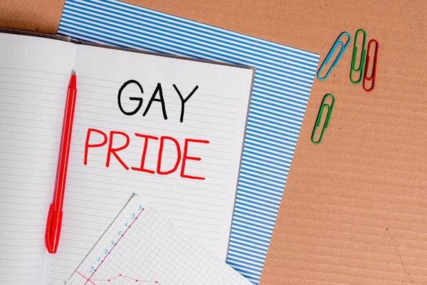 Escribiendo nota mostrando el Orgullo Gay. Muestra de fotos de negocios Dignidad de un idividual que pertenece a un análisis o woanalysis Cuaderno de cartón rayado cuaderno oficina estudio suministros carta —  Fotos de Stock