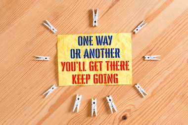 Bir Yol Ya da Başka Bir Sen There Keep Going'ı gösteren bir not yazıyorum. İş fotoğraf vitrin renkli clothespin kağıtları boş hatırlatma ahşap zemin arka plan ofis başarılı olmaya çalışıyorum tutun.