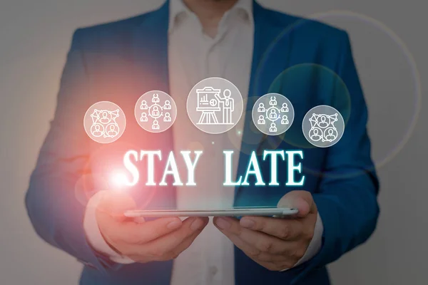 Menulis catatan menunjukkan "Stay Late". Foto bisnis menampilkan rutinitas di mana demonstrasi pergi ke suatu tempat di luar waktu laki-laki mengenakan pakaian kerja formal menyajikan perangkat presentasi pintar . — Stok Foto