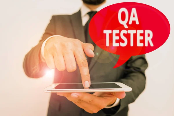 Word pisanie tekstu Tester QA. Koncepcja biznesowa dla zapewnienia jakości projektu przed wdrożeniem. — Zdjęcie stockowe