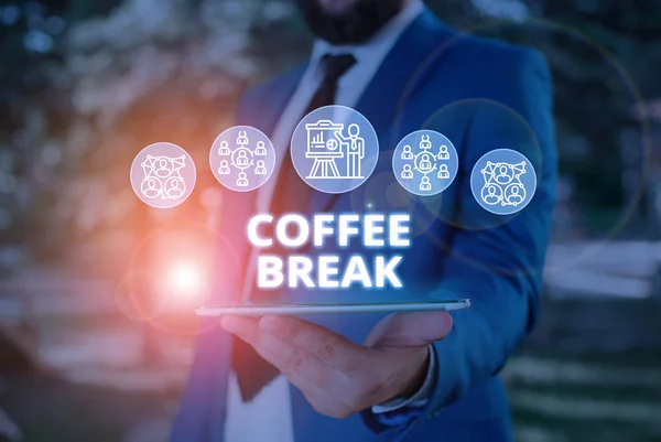 Word zapisuje text přestávka na kávu. Obchodní koncepce na krátkou dobu, kdy přestaneš pracovat na šálek kávy mužské lidské nošení formální pracovní oděv prezentuje prezentaci pomocí inteligentního zařízení. — Stock fotografie
