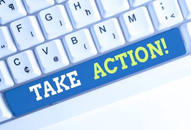 Eylem'i gösteren kavramsal el yazısı. İş fotoğraf metin beyaz arka plan üzerinde not kağıdı ile sorun Beyaz pc klavye ile amaç elde etmek için resmi veya uyumlu bir şey yapmak.