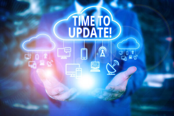 Пишу записку, показывающую время обновления. Деловые фото, демонстрирующие это подходящий момент, чтобы сделать что-то более современное новый Мужской носить официальный рабочий костюм презентация смарт-устройство
.