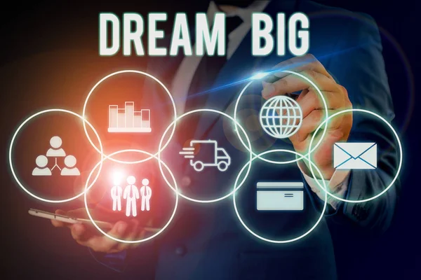Woordschrijvende tekst Dream Big. Business concept voor Om te denken aan iets van hoge waarde dat u wilt bereiken Mannelijke menselijke dragen formele werkpak presentatie met behulp van slimme apparaat. — Stockfoto