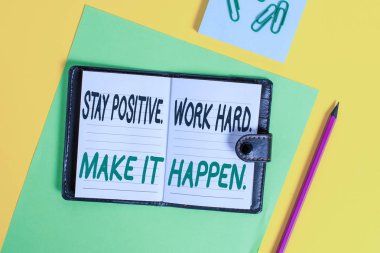 Stay Pozitif İş Hard Make It Happen gösteren kavramsal el yazısı. İş fotoğraf vitrinInspiration Motivasyon Tutum Kilitli günlüğü çizgili yaprak klipler not defteri renkli arka plan.