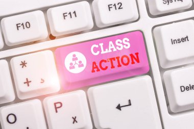 Sınıf Eylem gösteren kavramsal el yazısı. Beyaz arka plan üzerinde not kağıdı ile büyük bir grup Beyaz pc klavye adına hareket eden küçük grup tarafından açılan İş fotoğraf metin dava.