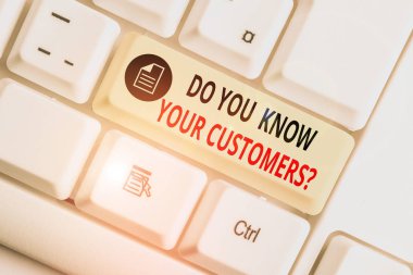 El yazısı metin yazma Müşterilerinizi Biliyor musunuz Soru. Kavram anlamı istemciler hakkında büyük bir arka plan asahip Beyaz pc klavye beyaz arka plan tuşuna basılı kağıt üzerinde boş not kağıdı ile.