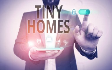 Kelime yazma metni Tiny Homes. Evler için iş konsepti sadece bir oda veya iki ve küçük giriş Ucuz Erkek insan giyim resmi iş elbisesi akıllı cihaz kullanarak sunum sunan içerir.
