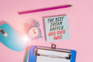 En İyi Rüya Uyandığında Olur'ı gösteren kavramsal el yazısı. İş fotoğraf vitrin Dreams gerçek oluyor Alarm saat not defteri pano pano işaretleri renkli arka plan inanmak zorunda.