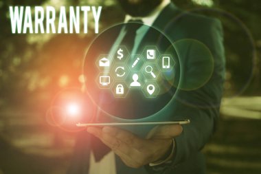 Garanti gösteren kavramsal el yazısı. Satılan ürünün onarım ve bakım ücretsiz hizmet vitrine İş fotoğraf.